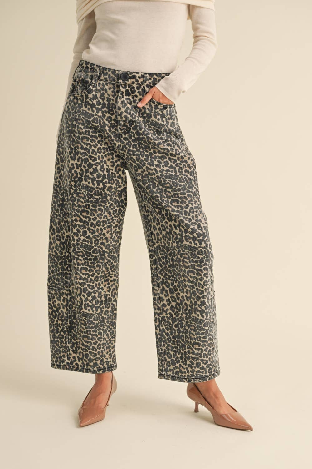 Meredith📚LEOPARD PRINT BARREL PANTS